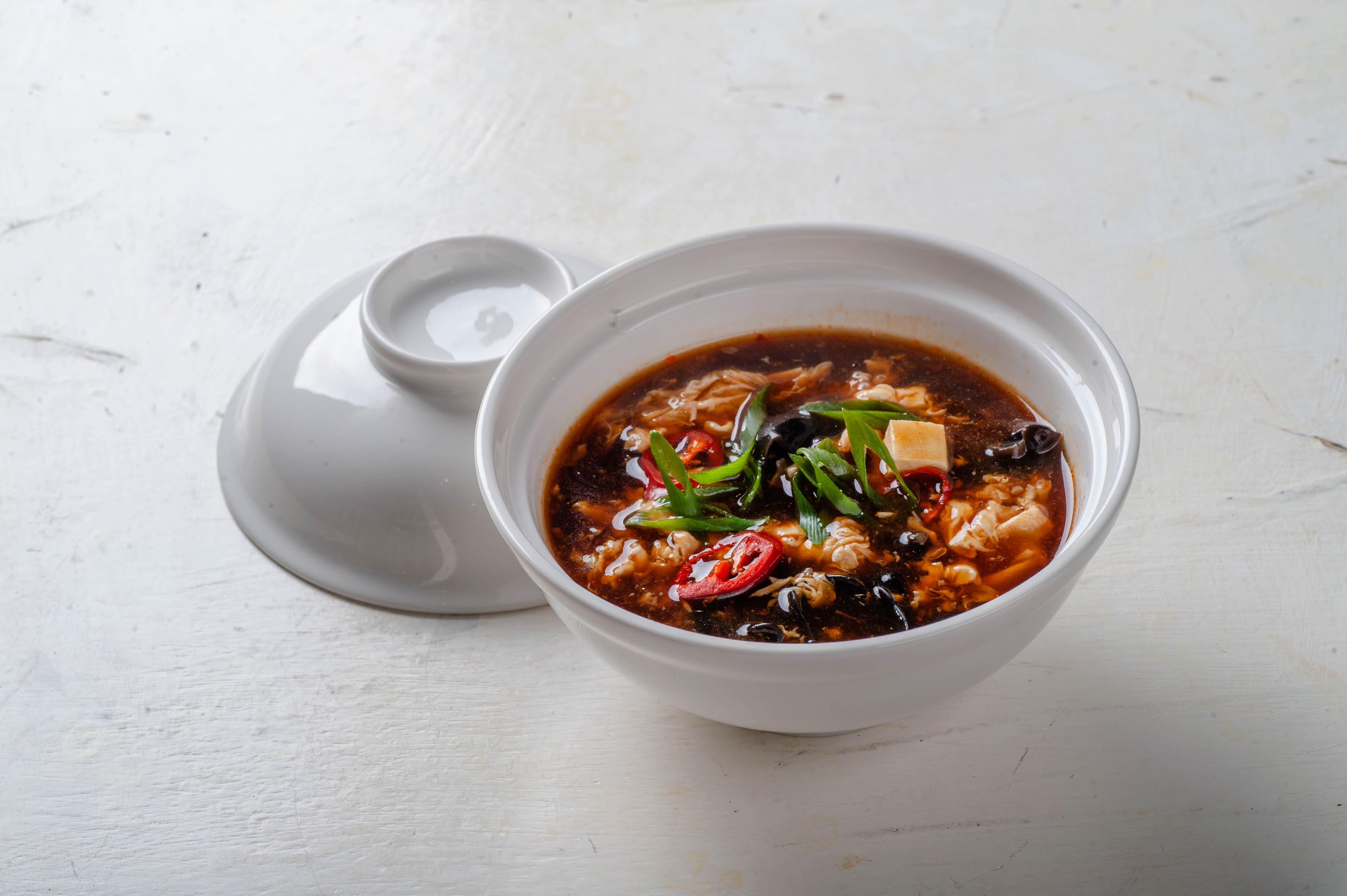 Чёрный китайский суп с курицей